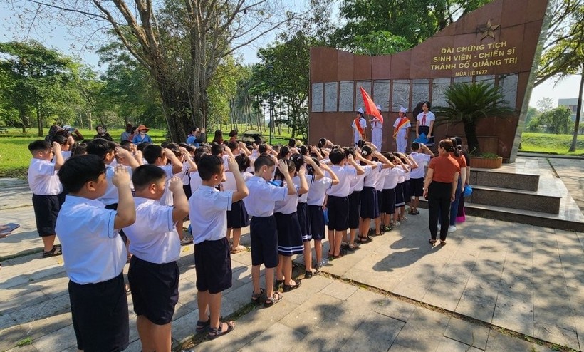 Lễ kết nạp đội viên cho học sinh khối 3 Trường Tiểu học Kim Đồng.