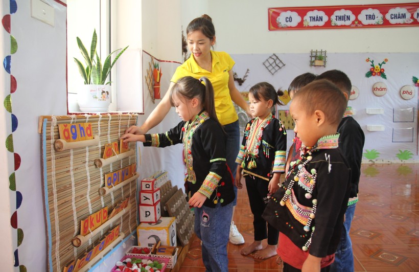 Trường Mầm non Mường So, huyện Phong Thổ rèn tiếng Việt cho trẻ 5 tuổi.