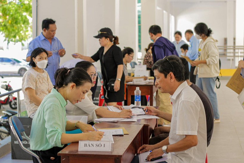 Phụ huynh, học sinh làm hồ sơ đăng ký trúng tuyển lớp 10 vào Trường THPT Phan Châu Trinh (Đà Nẵng). 