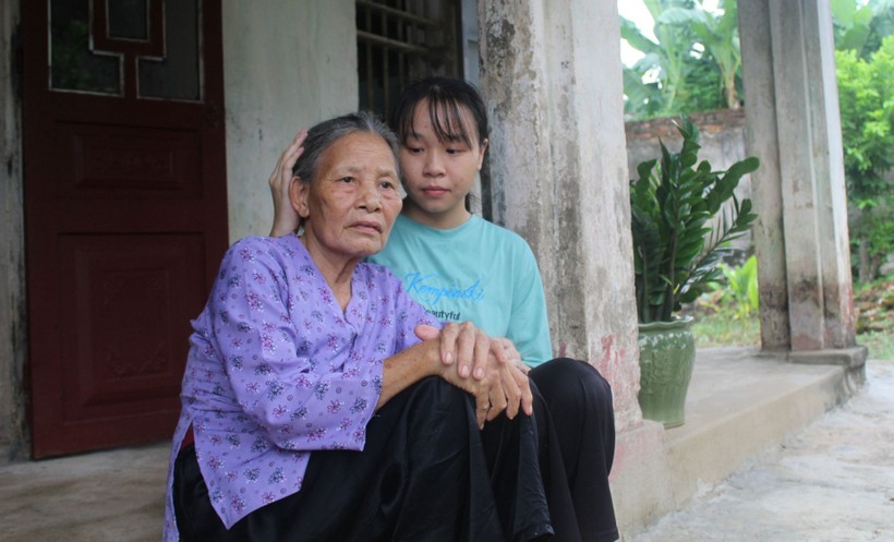 Bà Đoàn Thị Nguyệt và cháu gái Lê Thu Mai.