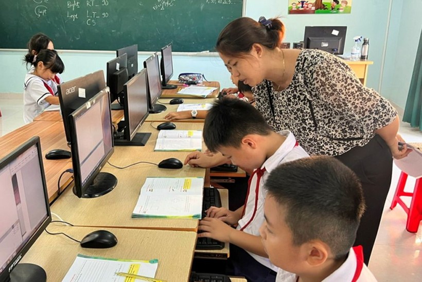 Giáo viên Trường Tiểu học Kim Đồng (TP Long Khánh, Đồng Nai) thực hành Tin học trong môn Công nghệ lớp 3. Ảnh: C.Nghĩa