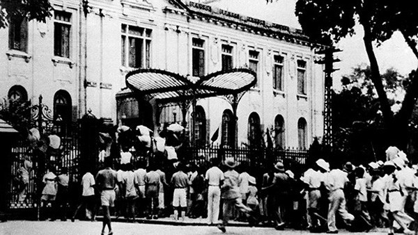 Tự vệ và nhân dân Hà Nội trong ngày Tổng khởi nghĩa, ngày 19/8/1945. Ảnh tư liệu BTLSQVN