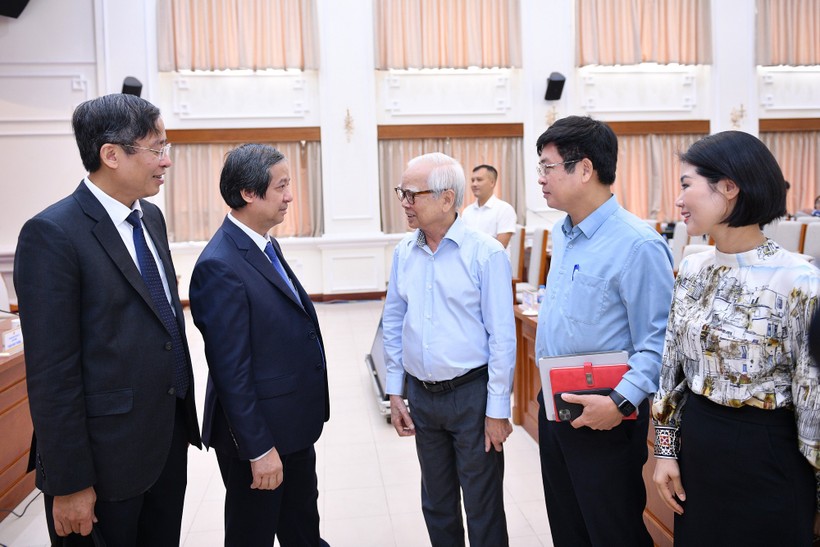 Bộ trưởng Nguyễn Kim Sơn (thứ hai từ trái qua) trao đổi với các đại biểu tham dự buổi gặp gỡ. Ảnh: Thế Đại