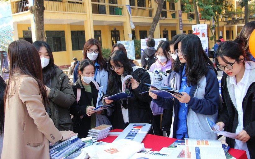 Học sinh THPT tại Hà Nội tham dự ngày hội thông tin tuyển sinh của Trường ĐH Phenikaa. Ảnh: INT