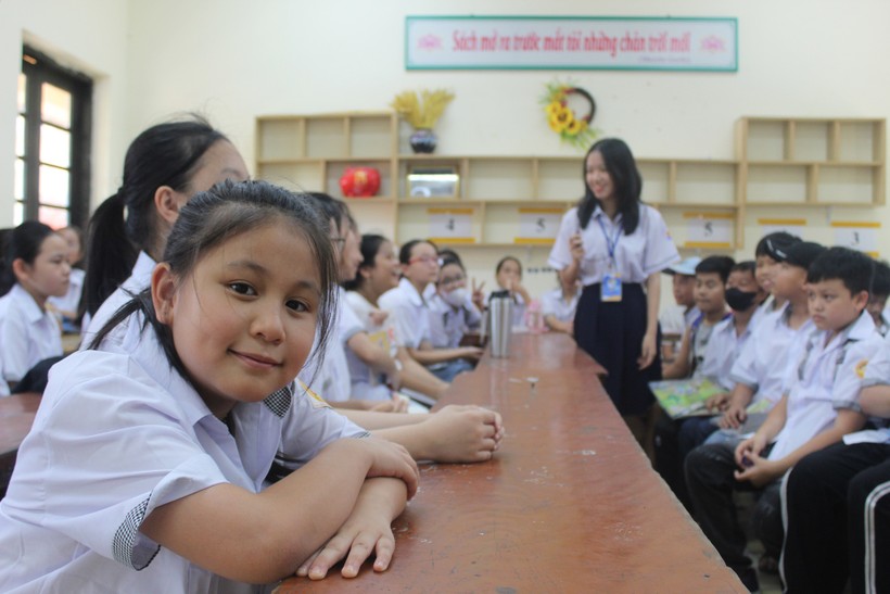 Em Khương Nguyễn Nhật Vy (bìa trái) học được nhiều điều thú vị tại trại hè tiếng Anh. 
