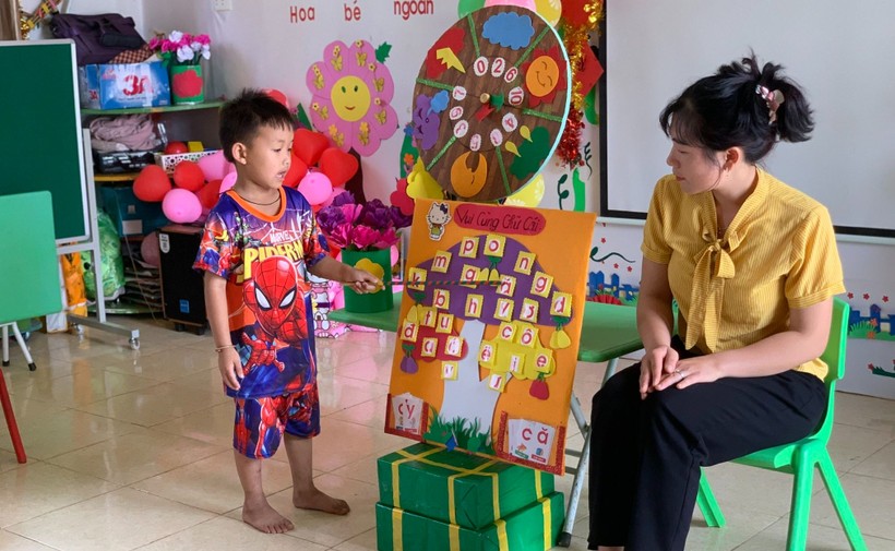Các bé Trường Mầm non Toả Tình (Điện Biên) học tiếng Việt qua các trò chơi.