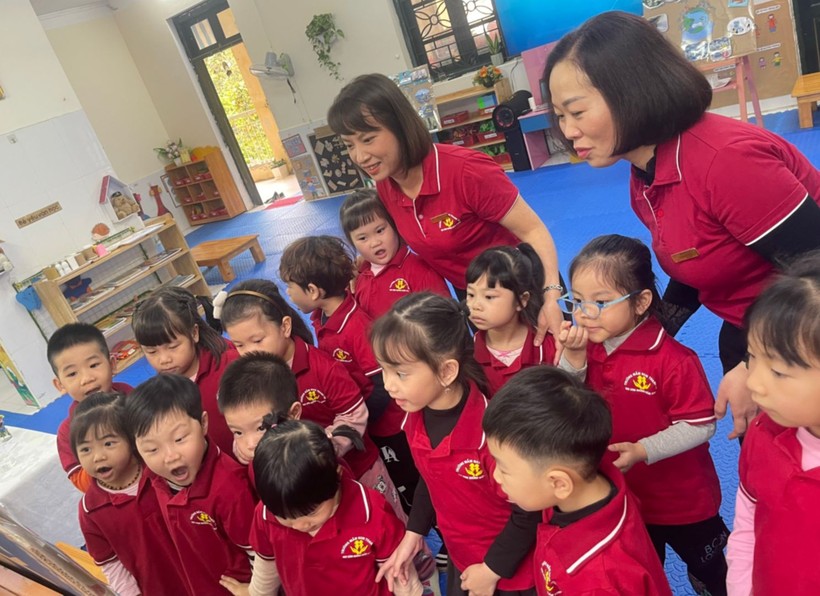 Cô trò Trường Mầm non Thanh Trì (Hà Nội) tham gia hội thi “Giáo viên giỏi” vòng 2 cấp Quận năm học 2022 – 2023. Ảnh: INT