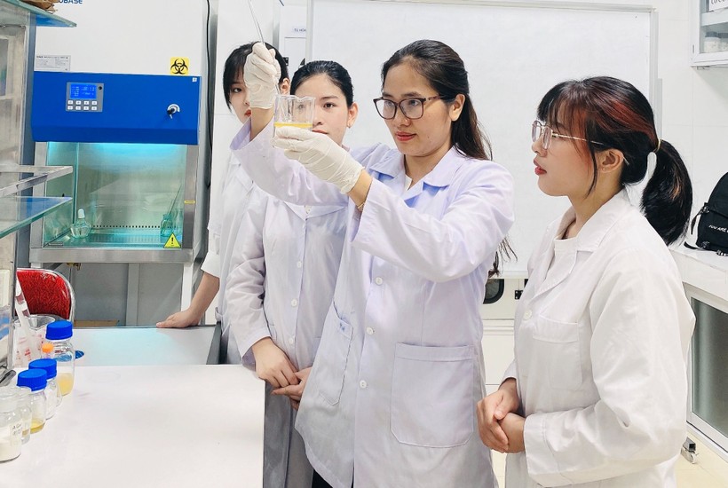 TS Cao Thị Huệ (Trường Đại học Thủy lợi) hướng dẫn sinh viên nghiên cứu khoa học.