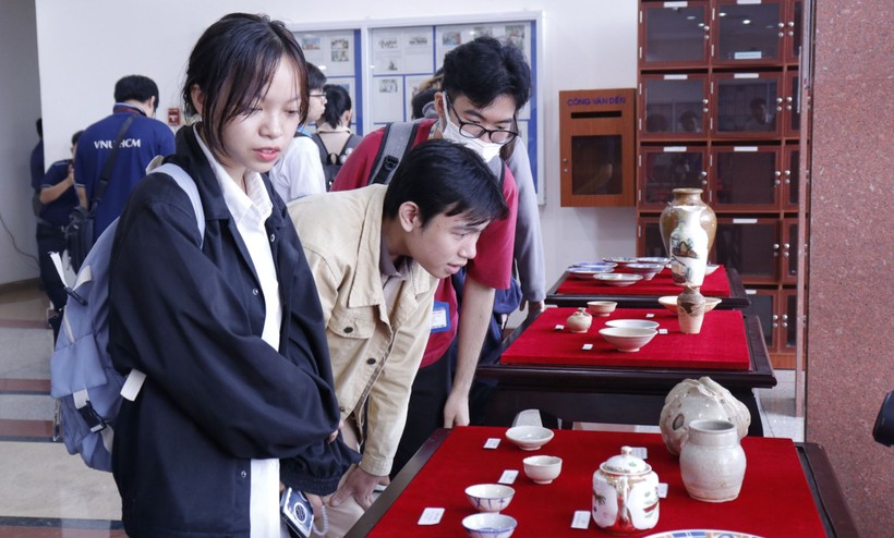 Sinh viên Trường ĐH Khoa học xã hội và Nhân văn - ĐHQG TPHCM tìm hiểu về lịch sử Việt Nam tại Bảo tàng Lịch sử - Văn hóa của trường. Nguồn: HCMUSSH