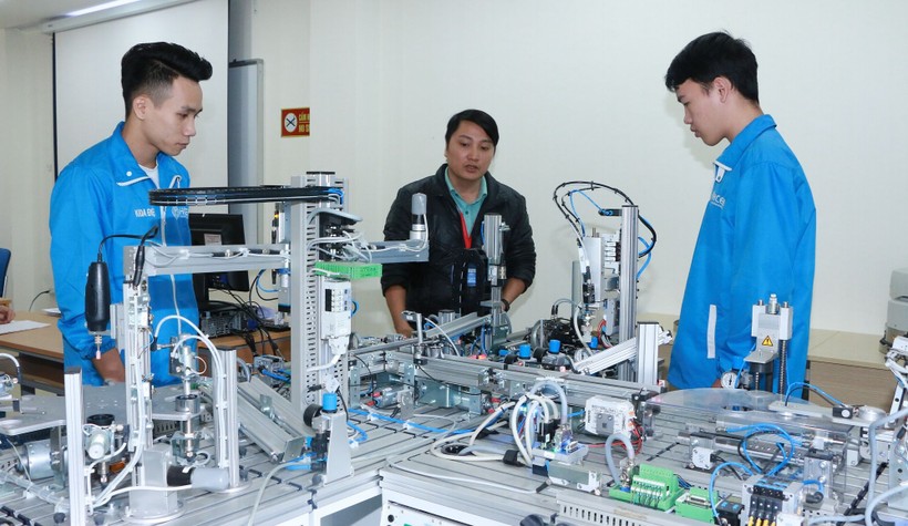 Sinh viên Khoa Điện - Trường Cao đẳng Cơ điện Hà Nội trong giờ thực hành tại trường.