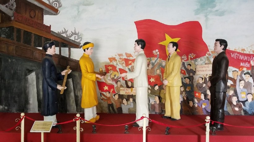 Tái hiện cảnh vua Bảo Đại trao Ấn kiếm cho đại diện của Chính phủ lâm thời tại Bảo tàng Lịch sử tỉnh Thừa Thiên - Huế.