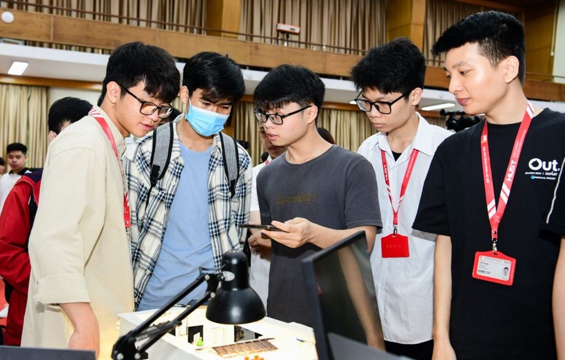 Sinh viên Đại học Bách khoa Hà Nội tham dự triển lãm Ngày hội Sáng tạo Khoa học 2023. Ảnh: INT