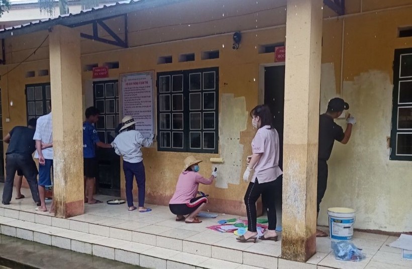 Giáo viên Trường Tiểu học số 1 xã Sín Chèng (Si Ma Cai, Lào Cai) sơn sửa lại trường lớp. Ảnh: NVCC
