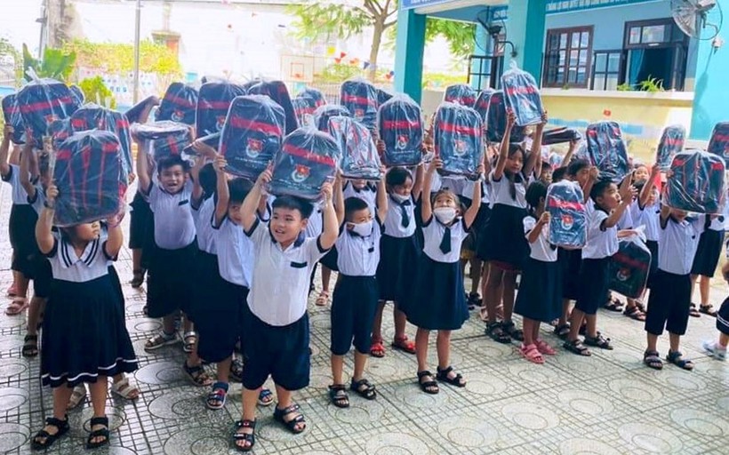 Học sinh Trường Tiểu học Thạnh An vui mừng được tặng cặp sách.