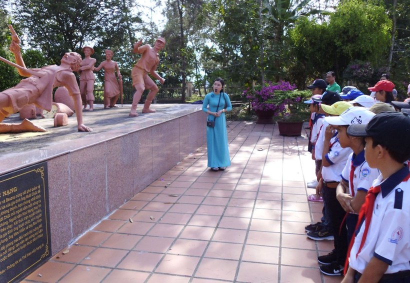 Học sinh huyện Hòa Bình (Bạc Liêu) thăm di tích lịch sử Đồng Nọc Nạng, huyện Giá Rai (Bạc Liêu). 