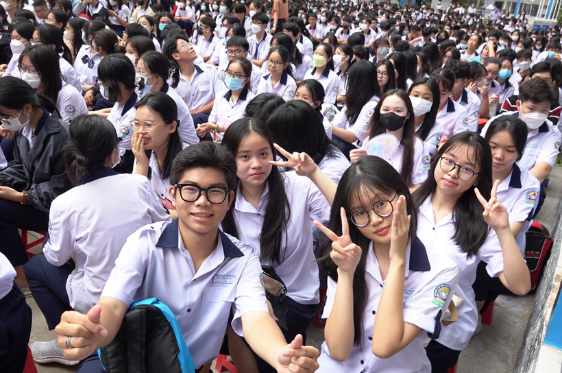Học sinh Trường THPT Bùi Thị Xuân, Quận 1, TPHCM trong ngày tựu trường. Ảnh: ITN