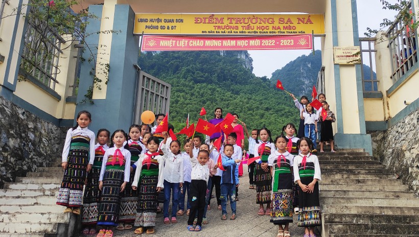 Cô và trò tại điểm trường Sa Ná - Trường Tiểu học Na Mèo (Quan Sơn, Thanh Hóa) trong ngày khai giảng năm học mới. 