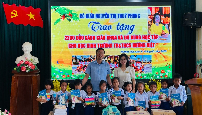 Cô giáo Nguyễn Thị Thúy Phụng tặng sách giáo khoa mới cho học sinh. 