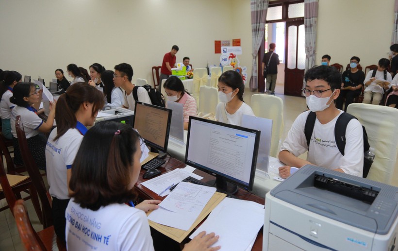 Tân sinh viên Trường ĐH Kinh tế, ĐH Đà Nẵng làm thủ tục nhập học.