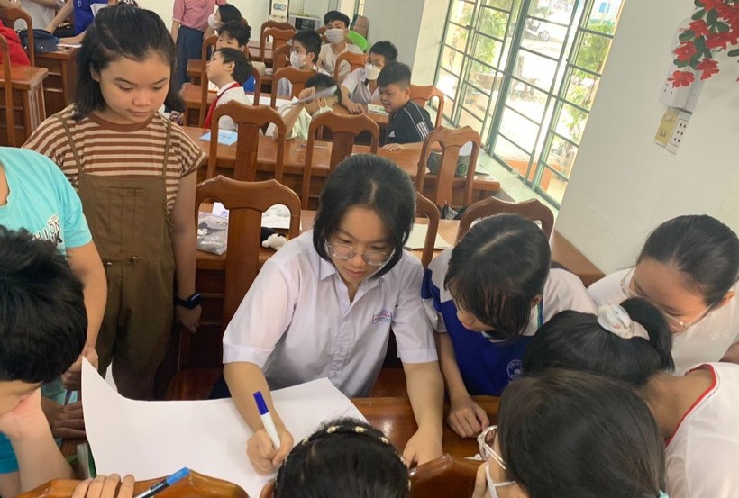 Học sinh Trường THCS Nguyễn Lương Bằng (quận Liên Chiểu, TP Đà Nẵng) tham gia khóa học “Ghi chép thông minh bằng sơ đồ tư duy”.