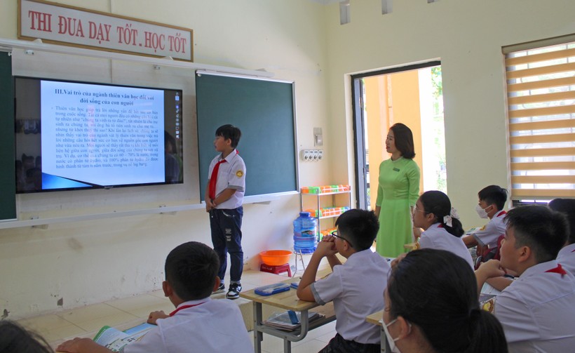 Cô Nguyễn Thị Mai trong giờ giảng dạy môn Khoa học tự nhiên, Trường THCS Cù Chính Lan. 
