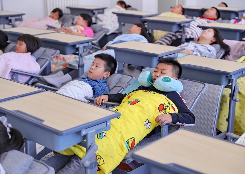 Bàn của học sinh Trung Quốc có thể kéo ra thành giường ngủ.