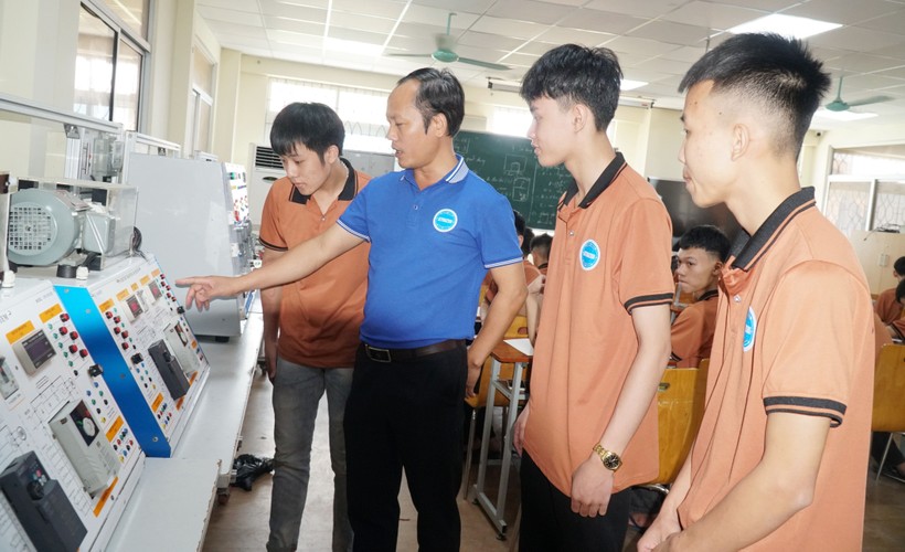 Sinh viên thực hành nghề điện tại Trường Cao đẳng Kỹ thuật Công nghiệp Việt Nam - Hàn Quốc.
