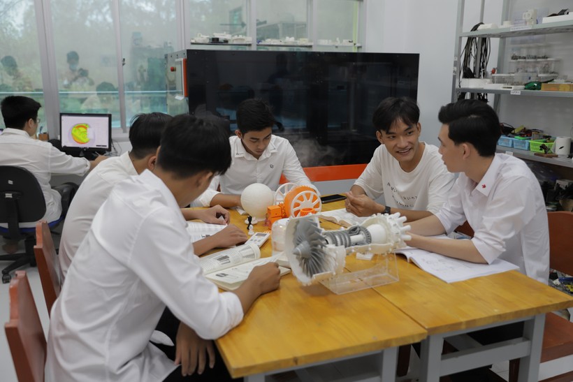 Sinh viên Trường Đại học Trà Vinh trong giờ thực hành in 3D. Ảnh: Quốc Ngữ