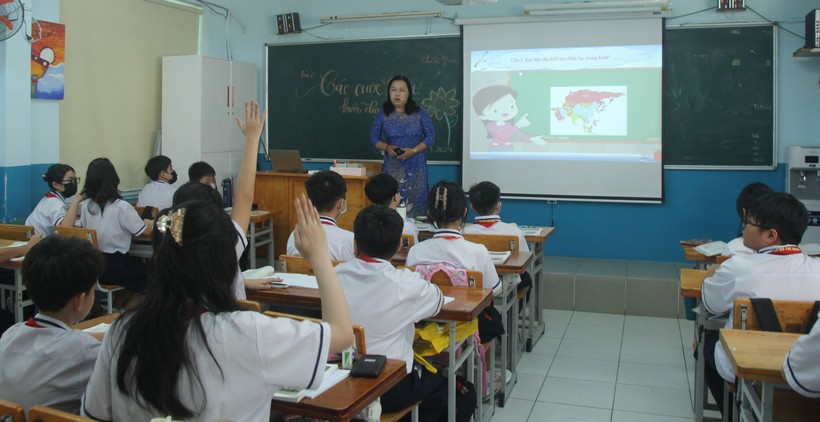 Học sinh lớp 7/1, Trường THCS Nguyễn Du thích thú với hoạt động kiểm tra bài đầu giờ của giáo viên.