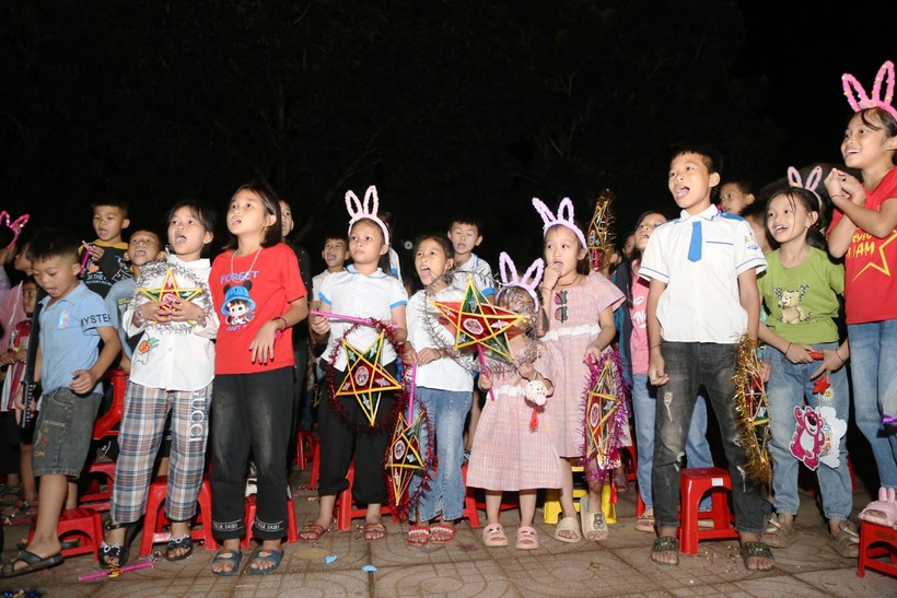 Chương trình “Vầng trăng yêu thương” ở Cam Lâm, Con Cuông, Nghệ An.