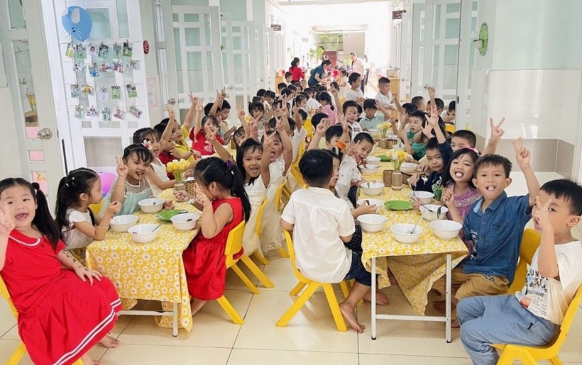 Trẻ Trường Mầm non Phú Mỹ (Quận 7, TPHCM) trong giờ ăn bán trú. Ảnh: Hồ Phúc