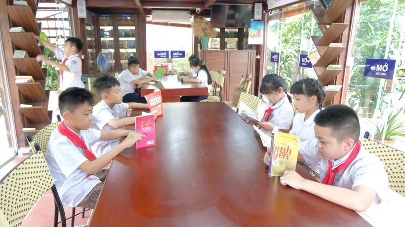 Đông đảo học sinh tại xã Duyên Hà (Thanh Trì) tới thư viện Mạnh An để đọc sách. 