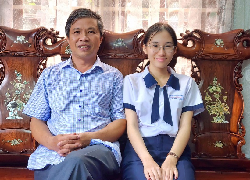 Nữ sinh Biện Đỗ Hà Ngọc bên cạnh người cha thân yêu, thầy giáo Biện Văn Nam. Ảnh: Thành Tâm