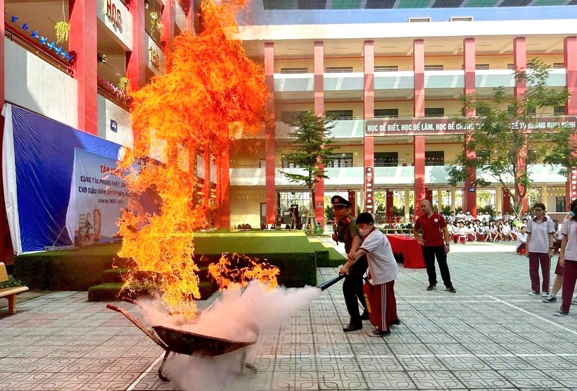 Học sinh Trường Tiểu học - THCS - THPT Ngô Thời Nhiệm (TPHCM) tập huấn phòng cháy chữa cháy.