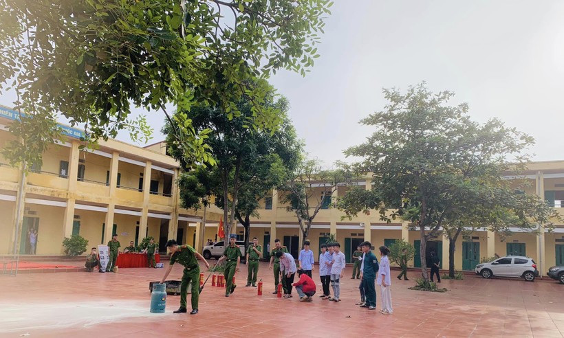 Chương trình “Tuyên truyền phòng cháy chữa cháy, cứu nạn cứu hộ và phòng chống ma túy học đường” tại Trường THPT Quang Trung, Hưng Yên, ngày 15/9. Ảnh: NTCC
