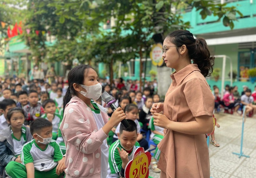 Học sinh Trường Tiểu học Hoa Lư (quận Thanh Khê, TP Đà Nẵng) tham gia buổi truyền thông về chống mua bán, xâm hại trẻ em.