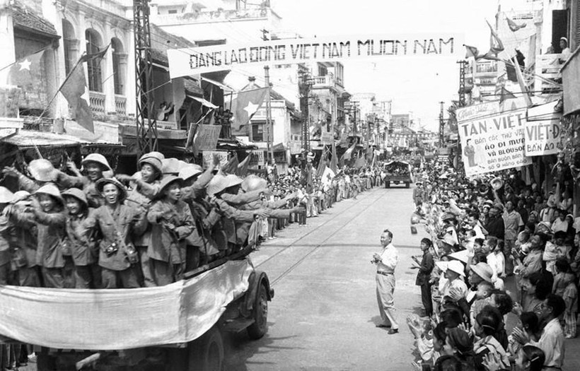 Đoàn xe chở các chiến sỹ Đại đoàn 308 Quân Tiên phong tiến qua phố Hàng Đào, sáng 10/10/1954 trong niềm hân hoan chào đón của hàng vạn người dân. Ảnh: Tư liệu TTXVN.