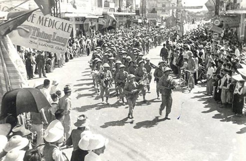 8 giờ sáng ngày 10/10/1954, Trung đoàn Thủ đô thuộc Đại đoàn 308 tiến vào giải phóng Hà Nội. Ảnh tư liệu 