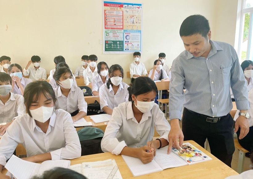 Sau 1 năm công tác ở Trường THPT A Túc, thầy Võ Văn Tuấn tiếp tục xin ở lại dạy học. 
