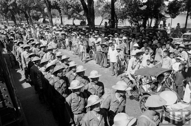 Hà Nội vỡ oà hạnh phúc đón đoàn quân giải phóng cách đây 69 năm.