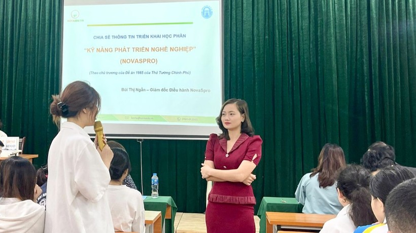 Bà Bùi Thị Ngần trong buổi lên lớp đào tạo về kỹ năng phát triển nghề nghiệp. Ảnh: NVCC