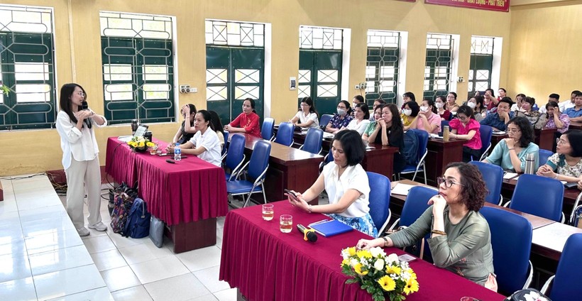 Giáo viên quận Đống Đa và huyện Sóc Sơn chia sẻ kinh nghiệm dạy học. Ảnh: Lan Anh
