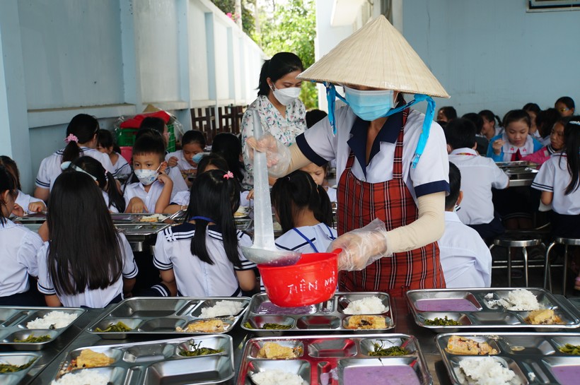 Hoạt động tổ chức bữa ăn bán trú tại Trường Tiểu học Bông Sao (Quận 8, TPHCM). Ảnh: Mạnh Tùng
