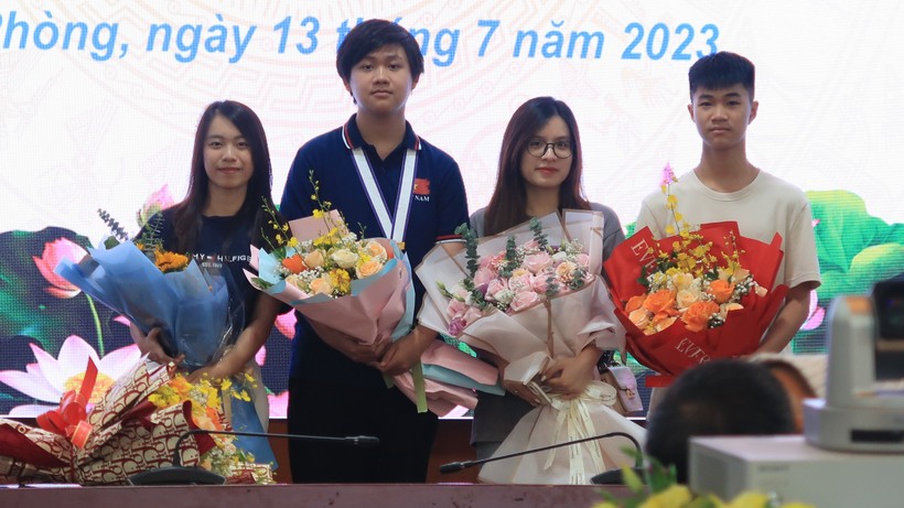 Nguyễn Đình Kiên (giữa), Huy chương Bạc Olympic Toán học quốc tế.