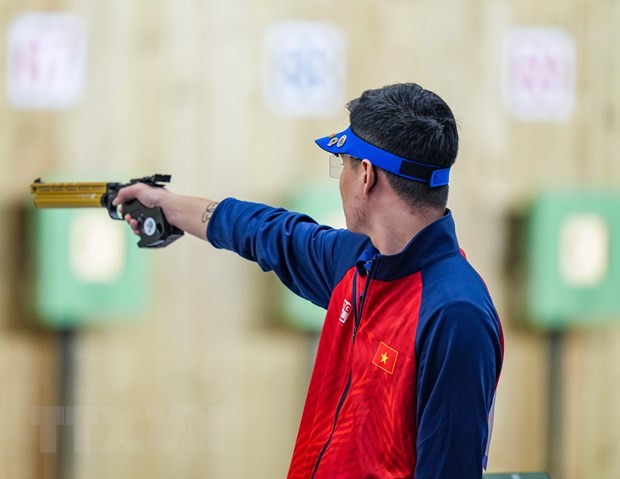 Xạ thủ Phạm Quang Huy thi đấu ở nội dung 10m súng ngắn hơi nam tại ASIAD 2023 ở Hàng Châu, tỉnh Chiết Giang, Trung Quốc, ngày 28/9/2023. Ảnh: THX/TTXVN