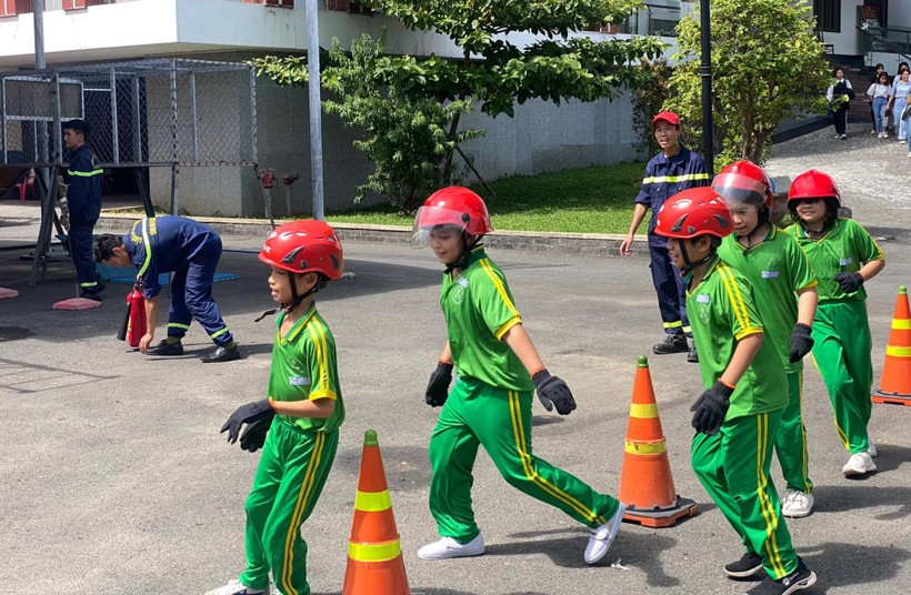 Học sinh khối 4 - 5 Trường Tiểu học Hùng Vương trải nghiệm “Một ngày làm chiến sĩ cảnh sát Phòng cháy chữa cháy và cứu nạn cứu hộ” được đăng tải trên fanpage nhà trường. Ảnh: NTCC