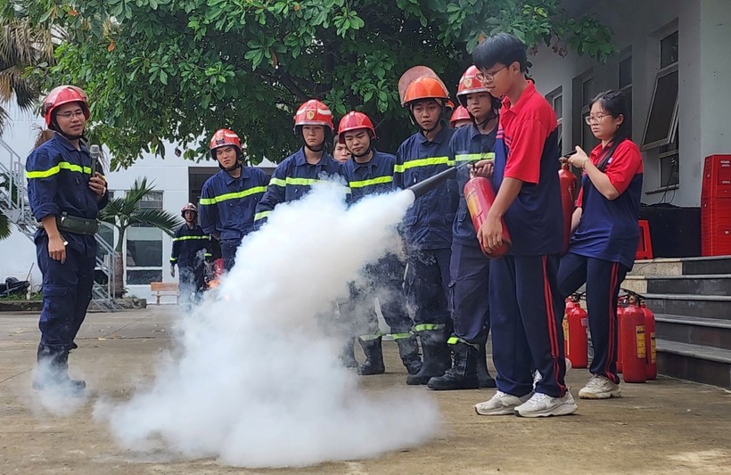 Học sinh Trường THPT Bùi Thị Xuân trải nghiệm “Một ngày làm lính cứu hỏa”. Ảnh: NTCC