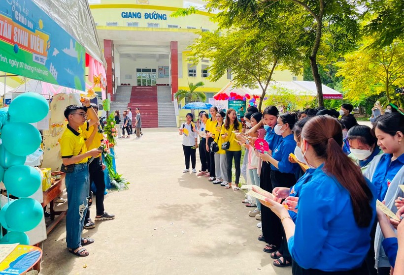 Sinh viên Trường ĐH Trà Vinh tham gia Ngày hội chào đón tân sinh viên năm 2023.