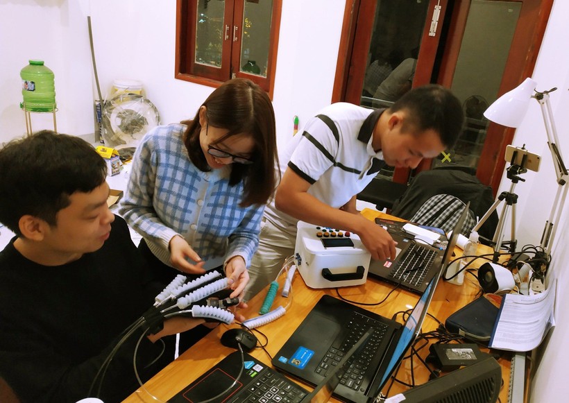 Nhóm sinh viên sáng chế găng tay mềm của Trường Đại học Bách khoa (Đại học Đà Nẵng) nghiên cứu các phương án thiết kế sản phẩm. Ảnh: NTCC