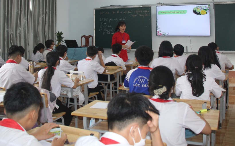 Nhờ áp dụng công nghệ thông tin mà giáo viên, học sinh Trường THCS Lộc Tấn (huyện Lộc Ninh, Bình Phước) nắm và tiếp thu bài nhanh hơn.